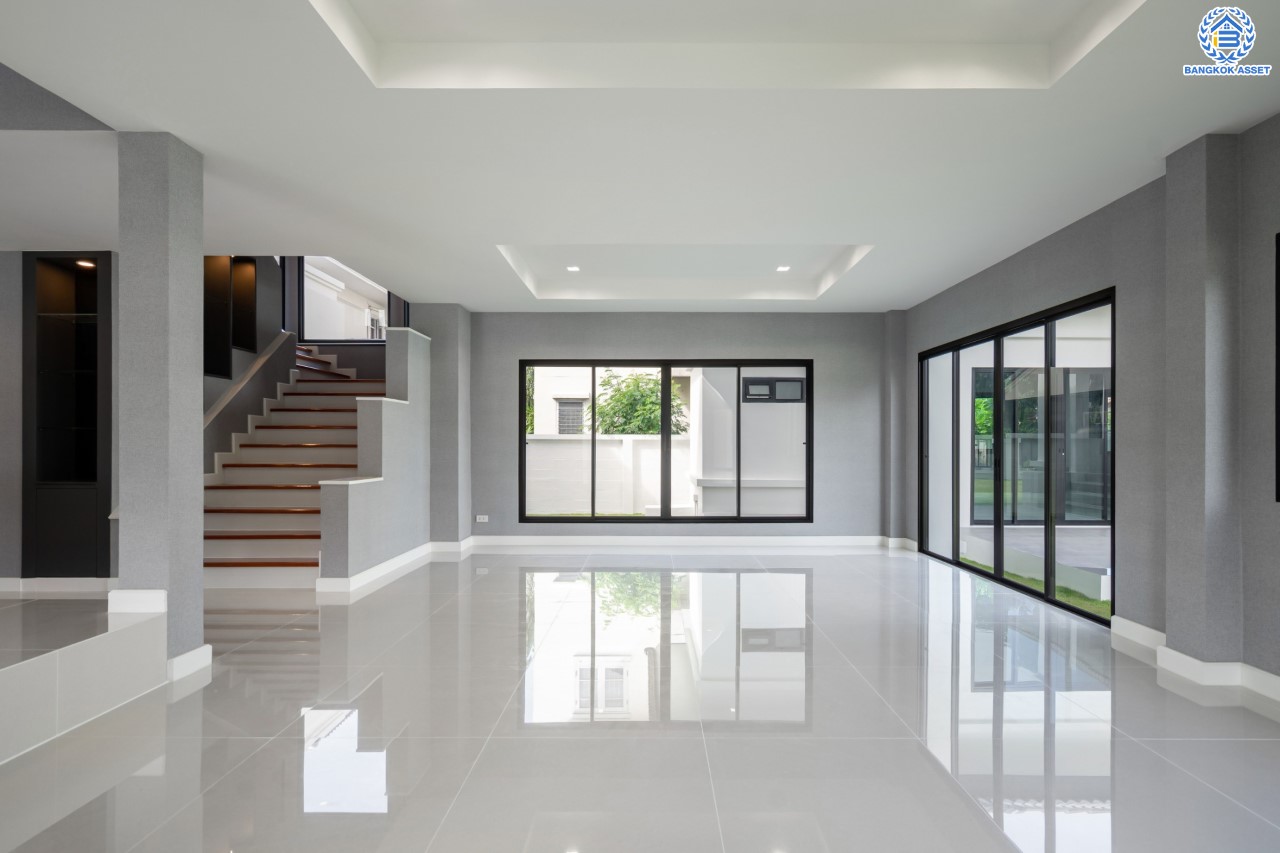 คฤหาสน์หลังใหญ่ตกแต่งใหม่ ม.บ้านสวนดอกไม้ ปิ่นเกล้า ดีไซน์สุด Luxury เนื้อที่ 154.5 ตร.ว. บนพื้นที่ใช้สอยถึง 435 ตร.ม. ฟังก์ชันจัดเต็ม 5 ห้องนอน 6 ห้องน้ำ 1 ห้องแม่บ้าน 2 ห้องอเนกประสงค์ (มีเรือนรับรองด้านข้าง พร้อมห้องน้ำในตัว) จอดรถได้ถึง 4 คัน บนทำเลเชื่อมต่อเมืองอย่างรวดเร็ว ใกล้ทางคู่ขนานลอยฟ้าบรมราชชนนี ทางด่วน "กาญจนาภิเษก" ม.มหิดล และเซ็นทรัลปิ่นเกล้า